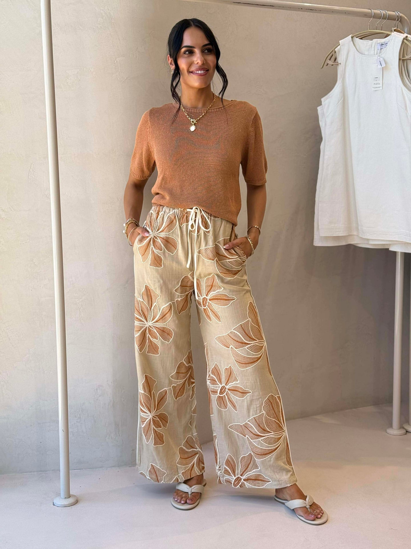 FLORAL EMBROIDERED PANT