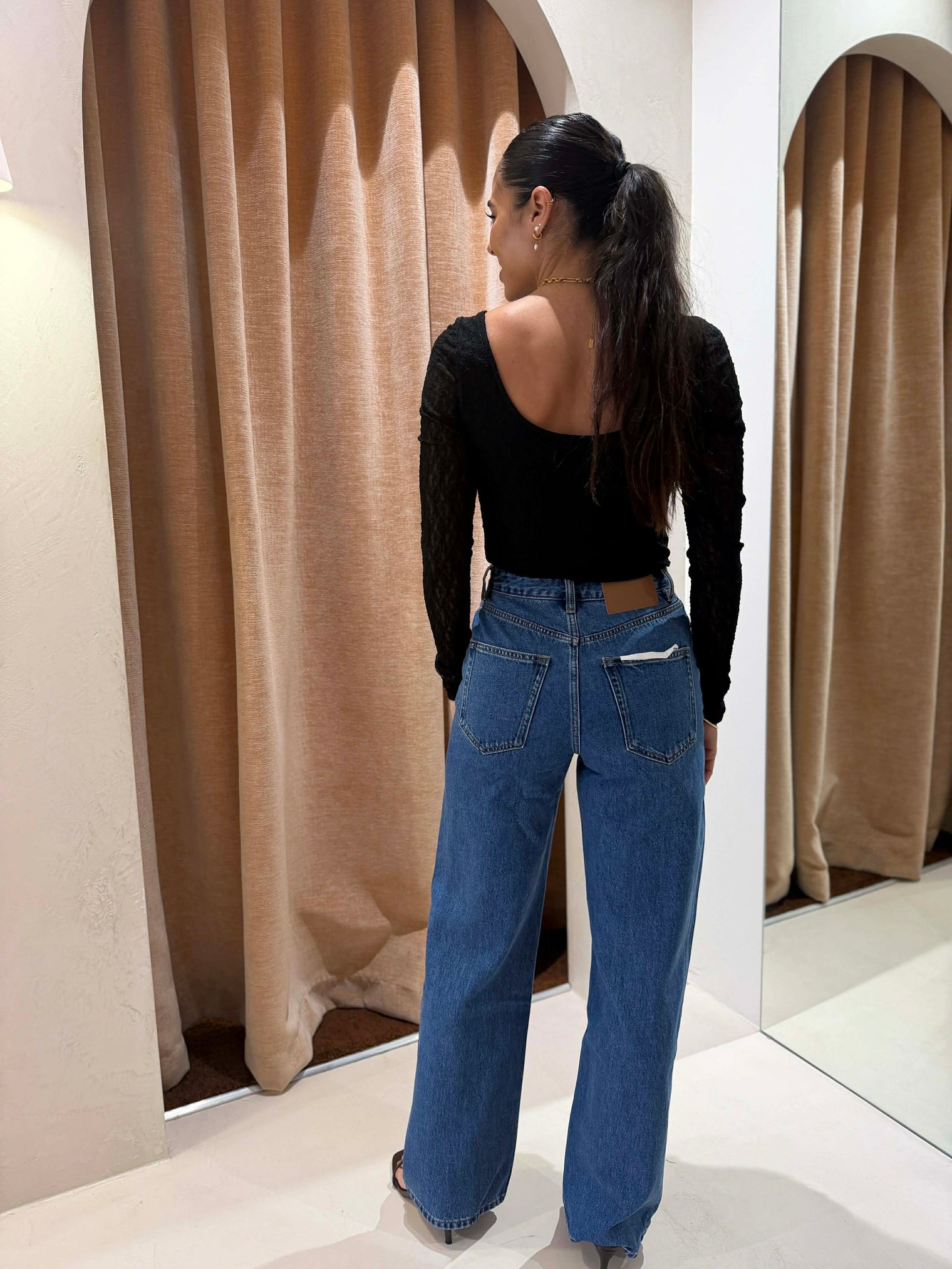 AMBER TOP-BLACK
