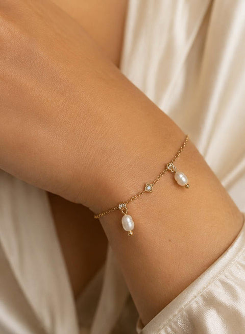 DEVINE PEARL BRACELET