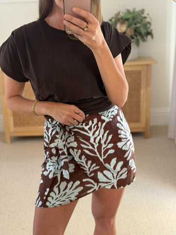 AAE HALLE TEE- BROWN