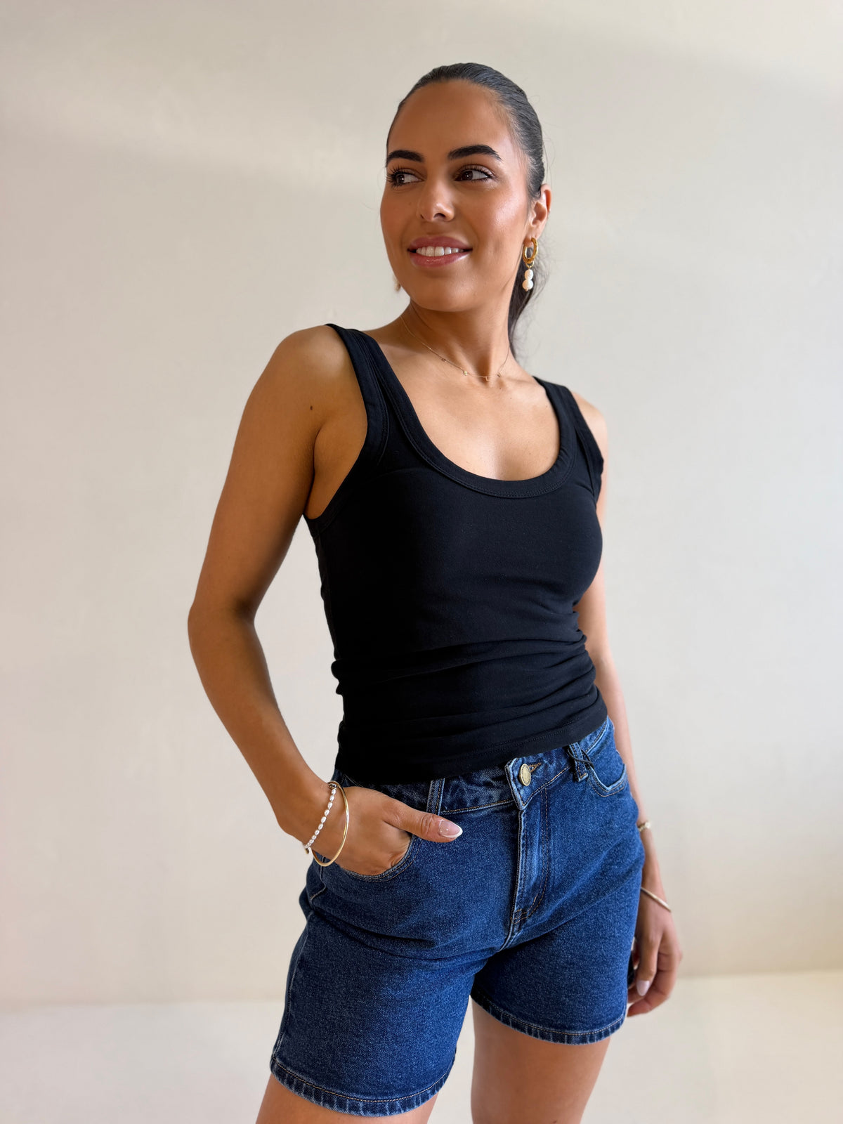 EVIE FITTED SCOOP TANK- BLACK